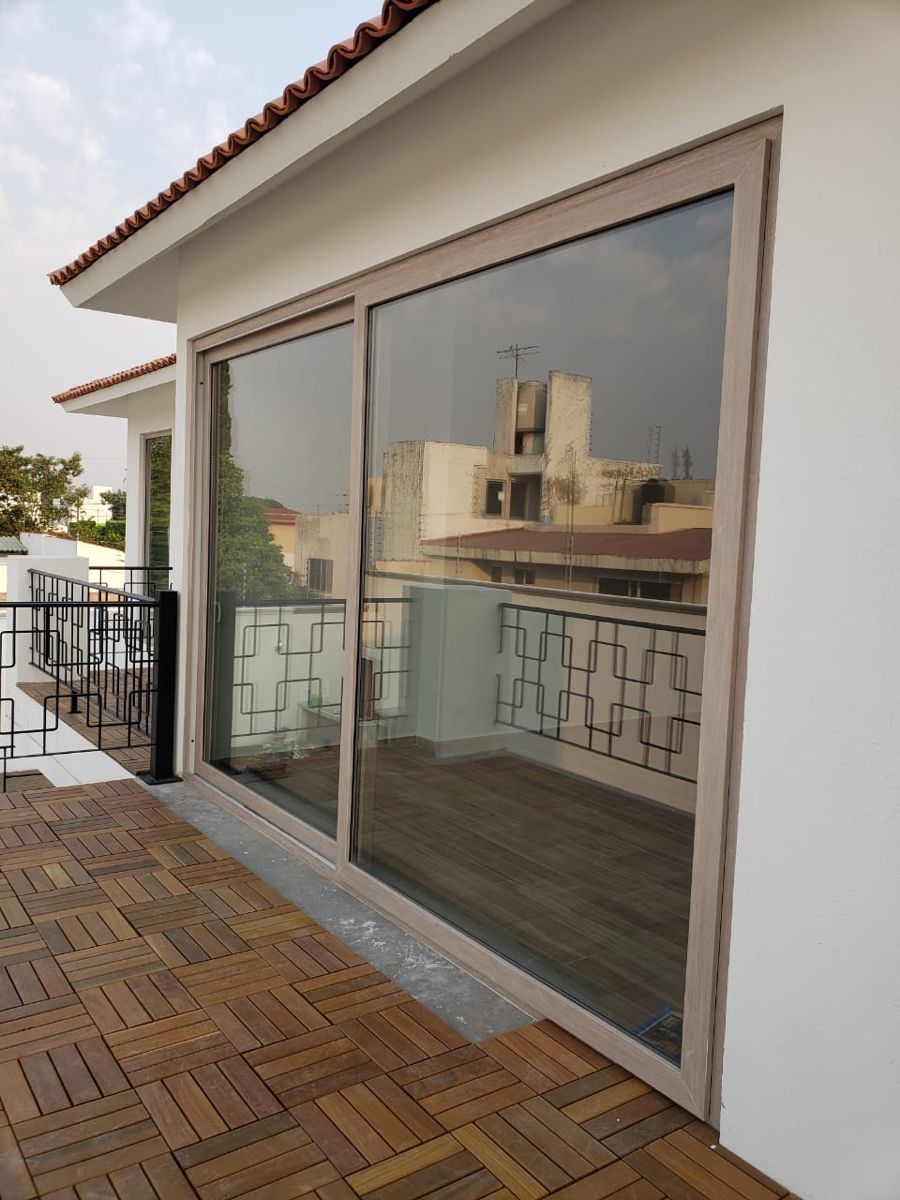 Puerta de aluminio y vidrio templado