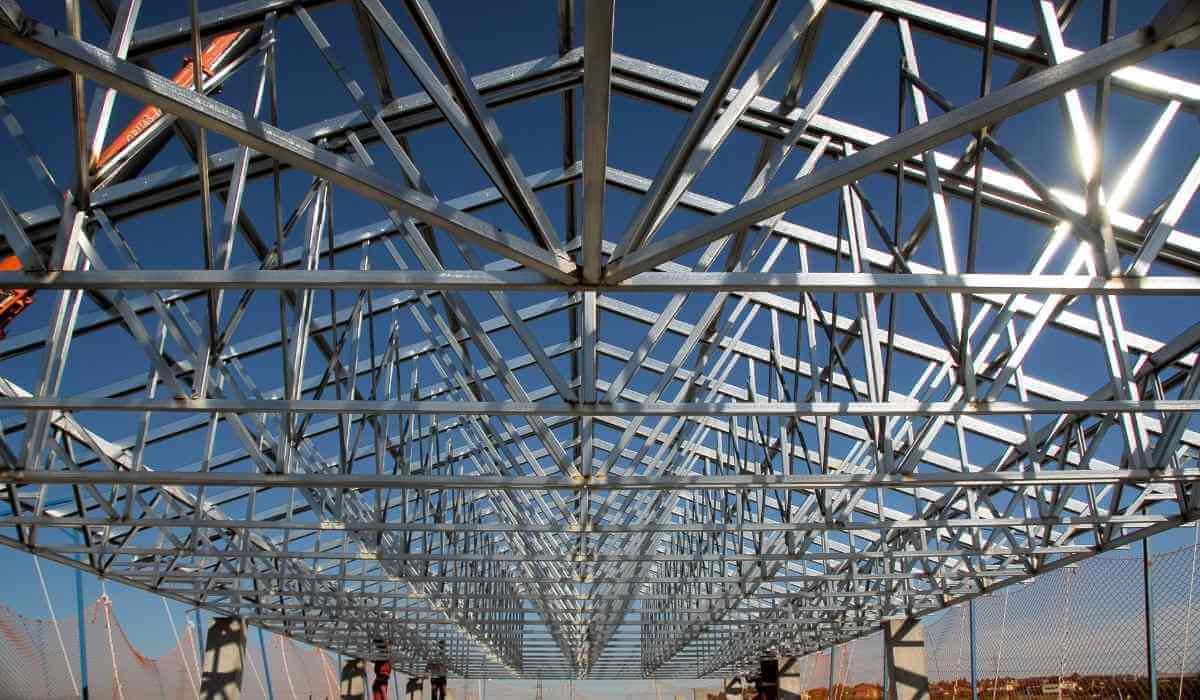 Estructura de aluminio en oficina corporativa