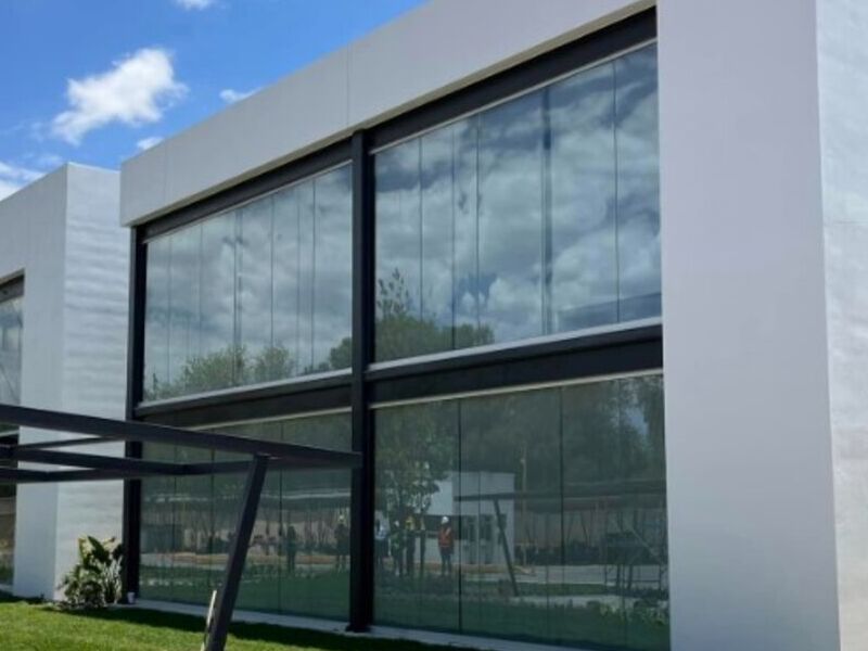 Fachada con perfilería de aluminio